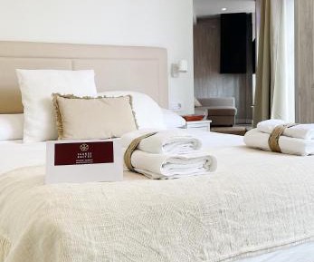 Deluxe One-Bedroom Apartment with Harbor View