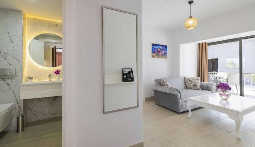 One-Bedroom Deluxe Apartment