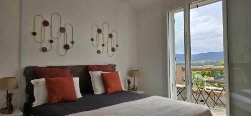 One-Bedroom Apartment with Sea View