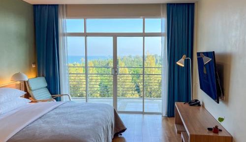 Suite with Mountain View