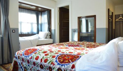 Suite with Bay Window