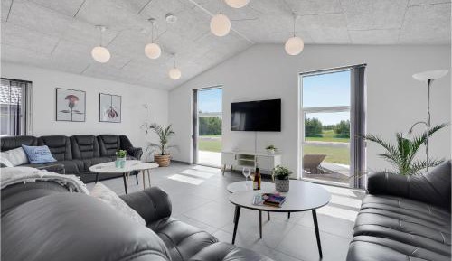 Eight-Bedroom Holiday Home