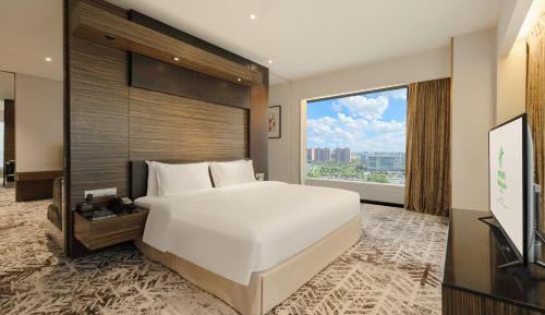 One-Bedroom King Suite with Dining Area