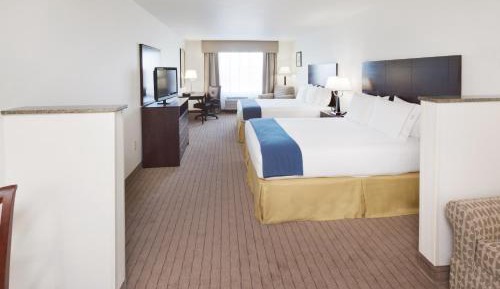 Standard Queen Room with Two Queen Beds and Mobility Accessible Tub