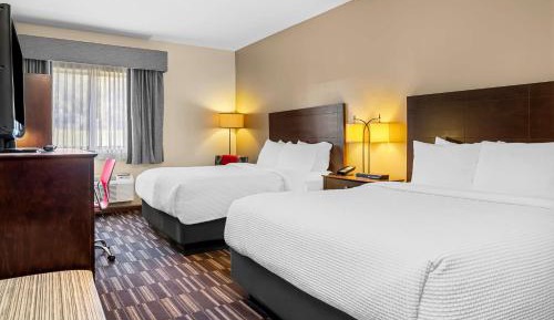 Queen Room with Two Queen Beds and Bath Tub - Disability Access