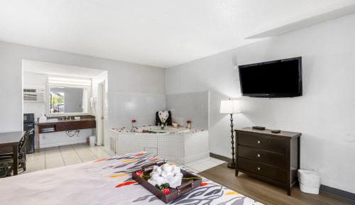 Suite with Hot Tub