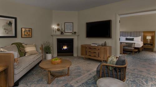 One-Bedroom Premier Lodge King Suite with Sofa Bed