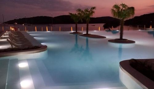 Split Level Apartment - Beachfront