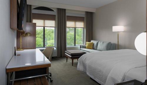 King Room with Sofa Bed and City View - Hearing Accessible