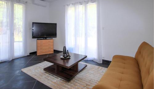One-Bedroom Holiday Home