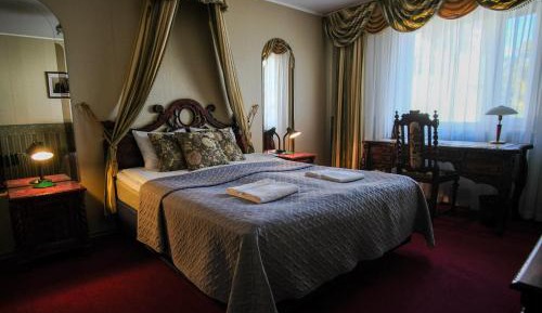 Standard Queen Room