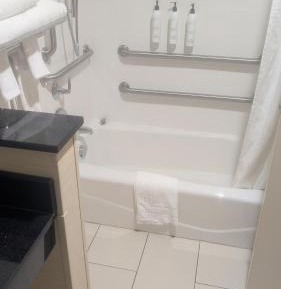 Queen Room with Two Queen Beds and Adapted Tub - Mobility Accessible