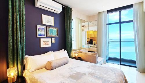 Deluxe One-Bedroom Apartment with Ocean View