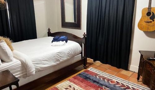 Deluxe Queen Suite