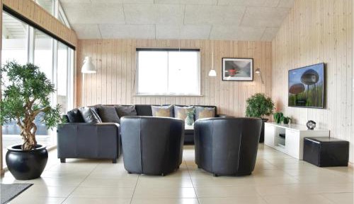 Eight-Bedroom Holiday Home