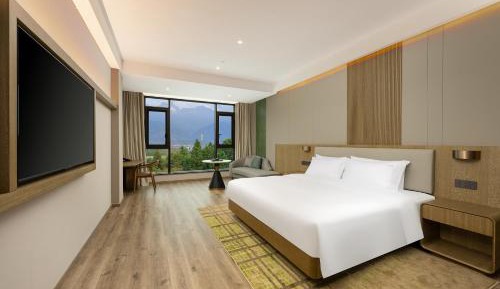 Premium King Room with Mountain View