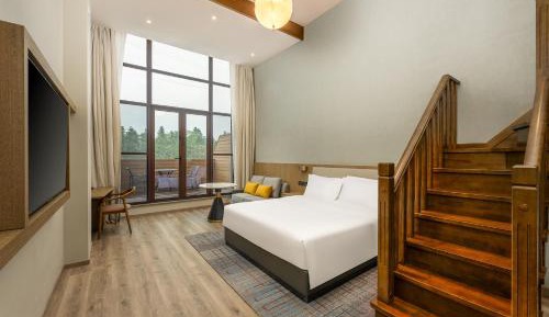 One-Bedroom Suite with Mountain View
