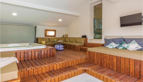 Eight-Bedroom Holiday Home