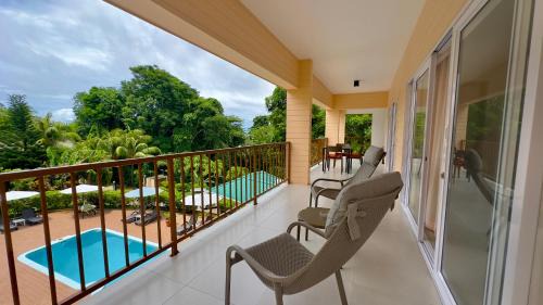 Apartment with Pool View 