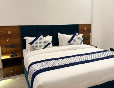 Deluxe Room (2 Adults + 1 Child)