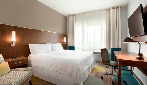 King Room with Adapted Tub - Mobility Accessible