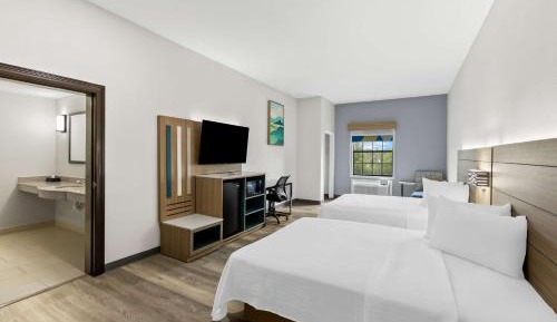 Queen Room with Two Queen Beds - Accessible/Non-Smoking 