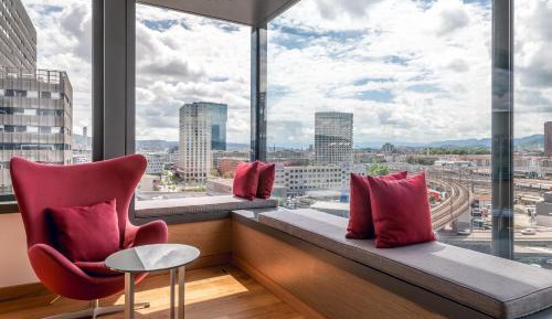 Executive Suite with separated Livingroom and Club Lounge Access