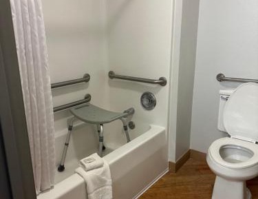 King Room with Bath Tub - Mobility Accessible/Non-Smoking