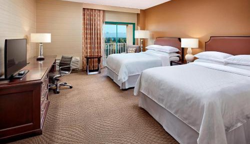 Club level, Guest room, 2 Queen, High floor, Balcony