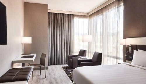 Corner Guest Room with 1 King, City view