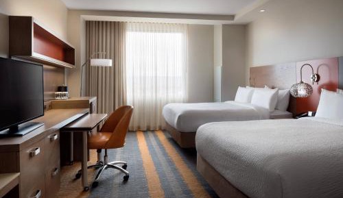 Queen Room with Two Queen Beds - Hearing Accessible