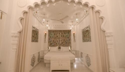 Standard Room Non Lake Facing :  Avail 15% Discount on all restaurant bills,50% Discount on any spa services (Valid for stay till 30th September 2025)