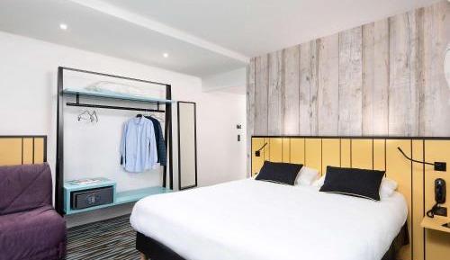 Standard Room with One Double Bed and One Single Bed