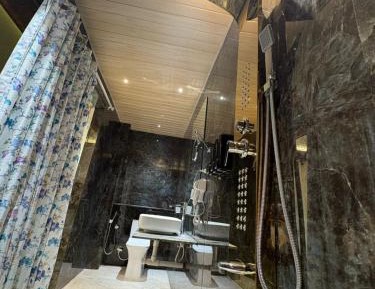 Superior King Suite