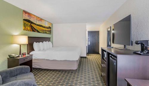 King Room - Non Smoking/Interior Hall