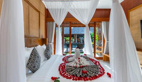 Deluxe Room with Pool View