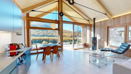 Apartment with Mountain View