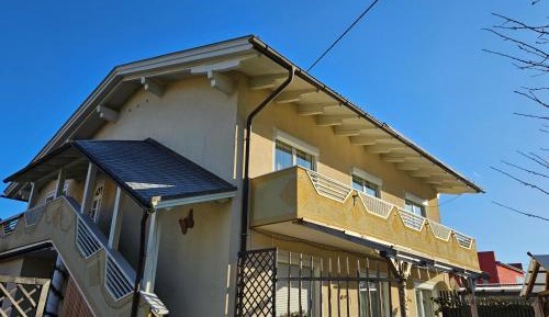 Three-Bedroom Apartment with Balcony