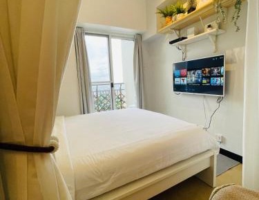 One-Bedroom Apartment with Balcony