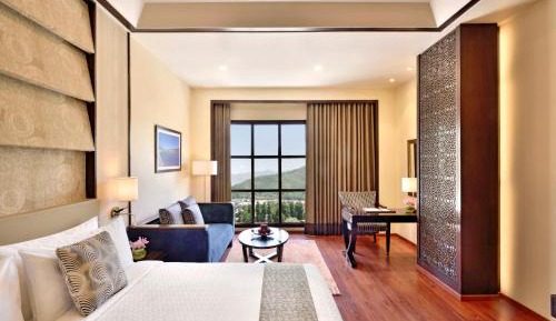 Deluxe Room, Guest room, 1 King, Mountain View 