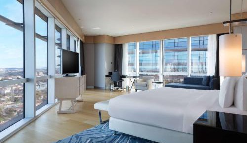 Corner Suite King Bed with City View