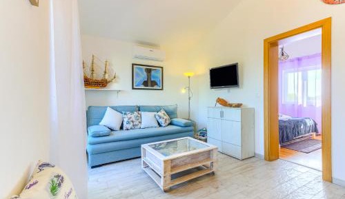 One-Bedroom Apartment with View