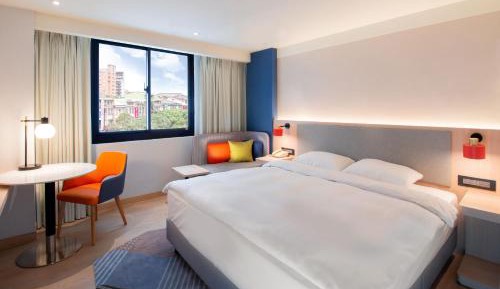 Standard Queen Room with City View