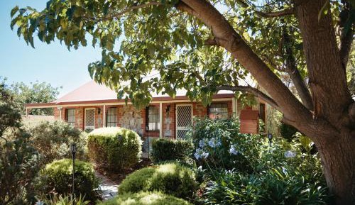 Deluxe Queen Cottage - Standish