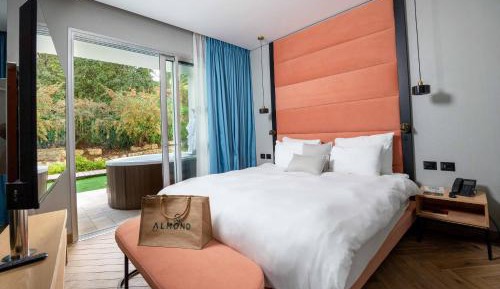 Almond Garden Jacuzzi  