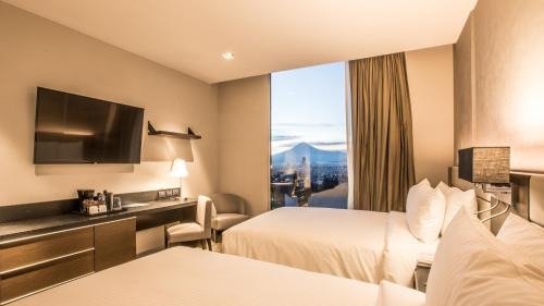 Queen Room with Two Queen Beds with Bath Tub and Volcano View 