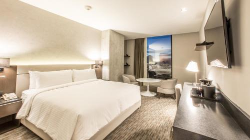 Grand Traditional with One King Bed and Volcano View