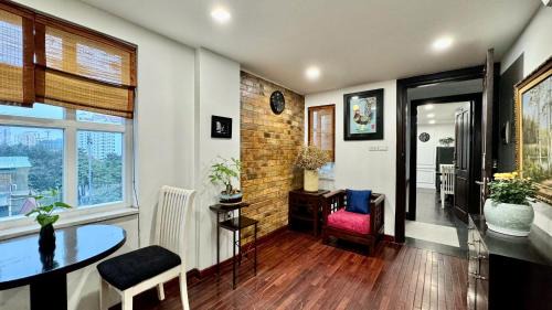 Deluxe One-Bedroom Apartment with Garden View