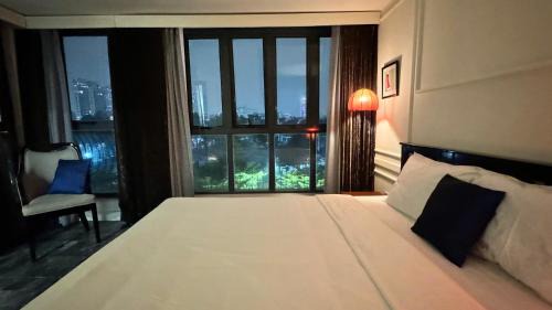 Deluxe One-Bedroom Apartment