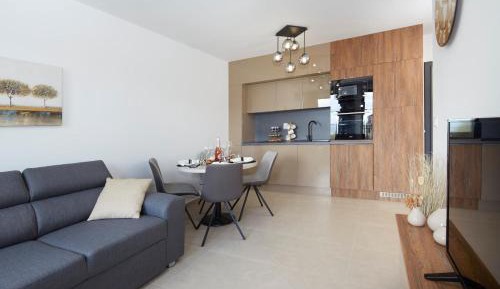 Deluxe One-Bedroom Apartment with Ocean View